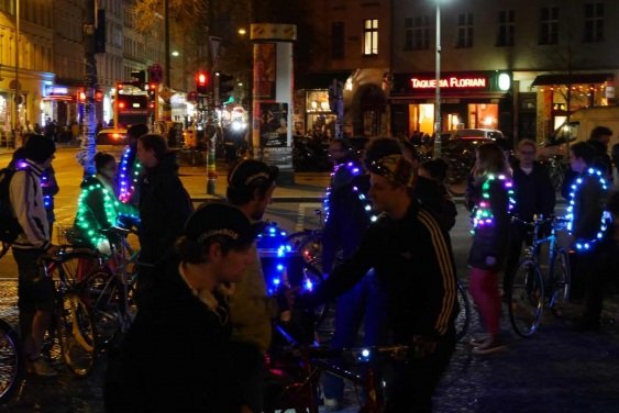 Night Ride Berlin, Bicycling meetup, Fahrradtour mit led jacken